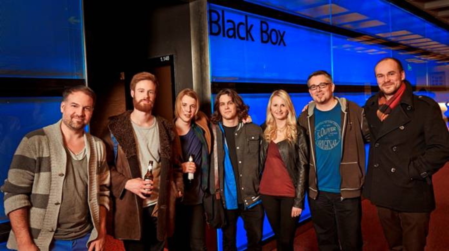 Im Rahmen seines Showcases in München: Tom Odell mit seiner Band und Vertretern von Sony Music International