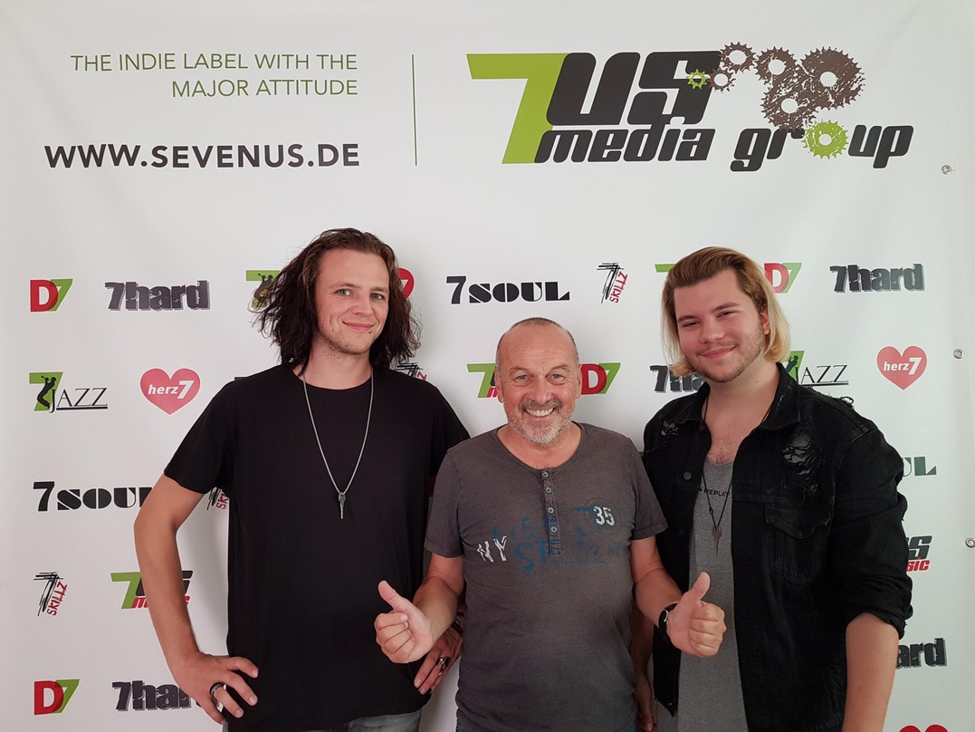 Win-Win in Winnenden (von links): Der Würzburger Maximilian Raps (Psycho Village), der Winnender Hans Derer (CEO 7us media Group) und der Wiener Daniel Kremsner (Psycho Village)