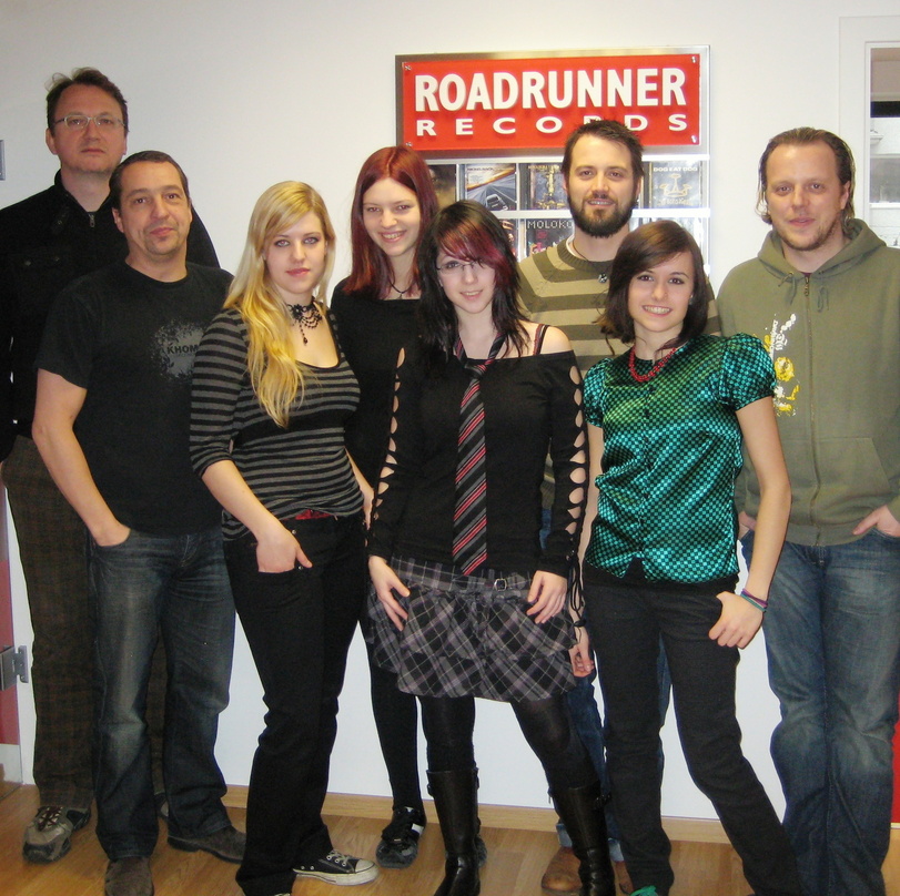 Neu bei Roadrunner: The Black Sheep||Zur Vertragsunterzeichnung trafen sich (v.l.n.r).: Markus Hartmann (Green Entertainment, Management The Black Sheep), Henk Hakker (Managing Director Ro...