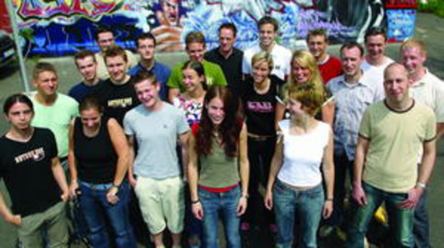Teamplayer: Nikolaus Schär (hintere Reihe, 4.v.r.) hält sich auch beim Gruppenfoto mit dem I-Motion-Team bescheiden im Hintergrund
