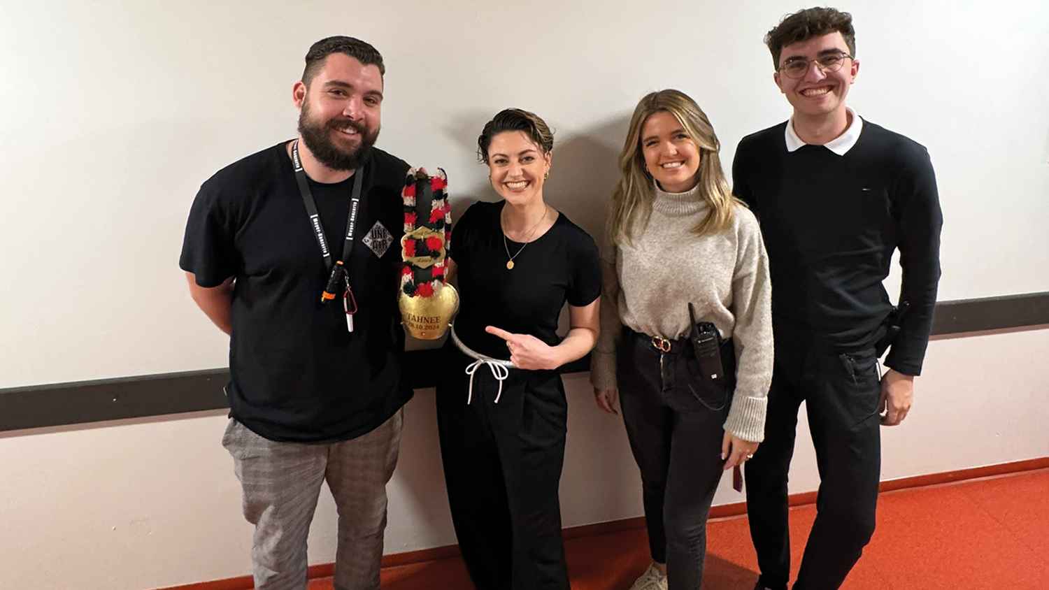 cab28521 bacb 4d8c 8443 b6c73414f2b8 Mit der Kuhschelle (von links): Sascha Schmitz (Meyer-Konzerte), Tahnee Schaffarczyk, Lena Angerer und Johannes Sohler (beide Veranstaltungsleitung Entertainment/Ticketing bigBox Allgäu).