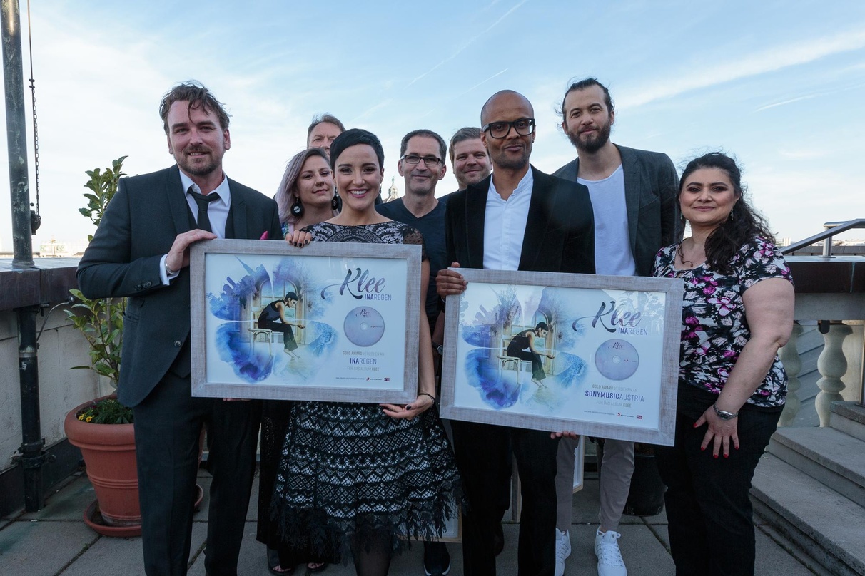Zur Award-Übergabe trafen sich (von links): Dietmar Lienbacher, Petra Albrecht, Markus Hartmann, Ina Regen, Klaus Hoffmann, Stefan Hochwallner, Patrick Mushatsi-Kareba, Florian Cojocaru un...