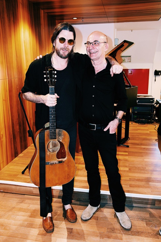 Schlugen in der bisher für Klassik und Jazz bekannten Musikreihe bei Ludwig Beck rockige Töne an (von links): Jonathan Wilson und Thiemo Brüll (Leitung Einkauf, Verkauf & Bühne Musik Ludwi...