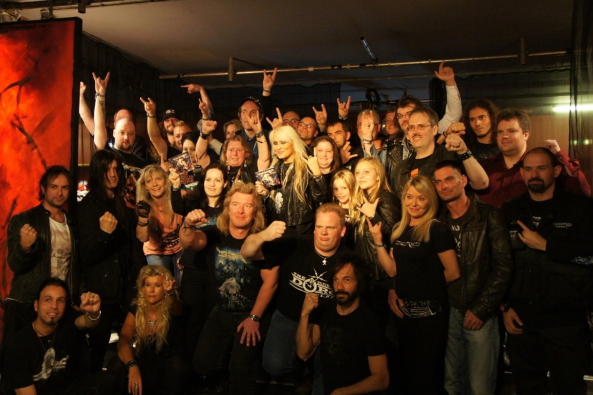 Freuen sich auf die Veröffentlichung von "Raise Your Fist": Doro mit Band und Fans in der Markthalle Hamburg