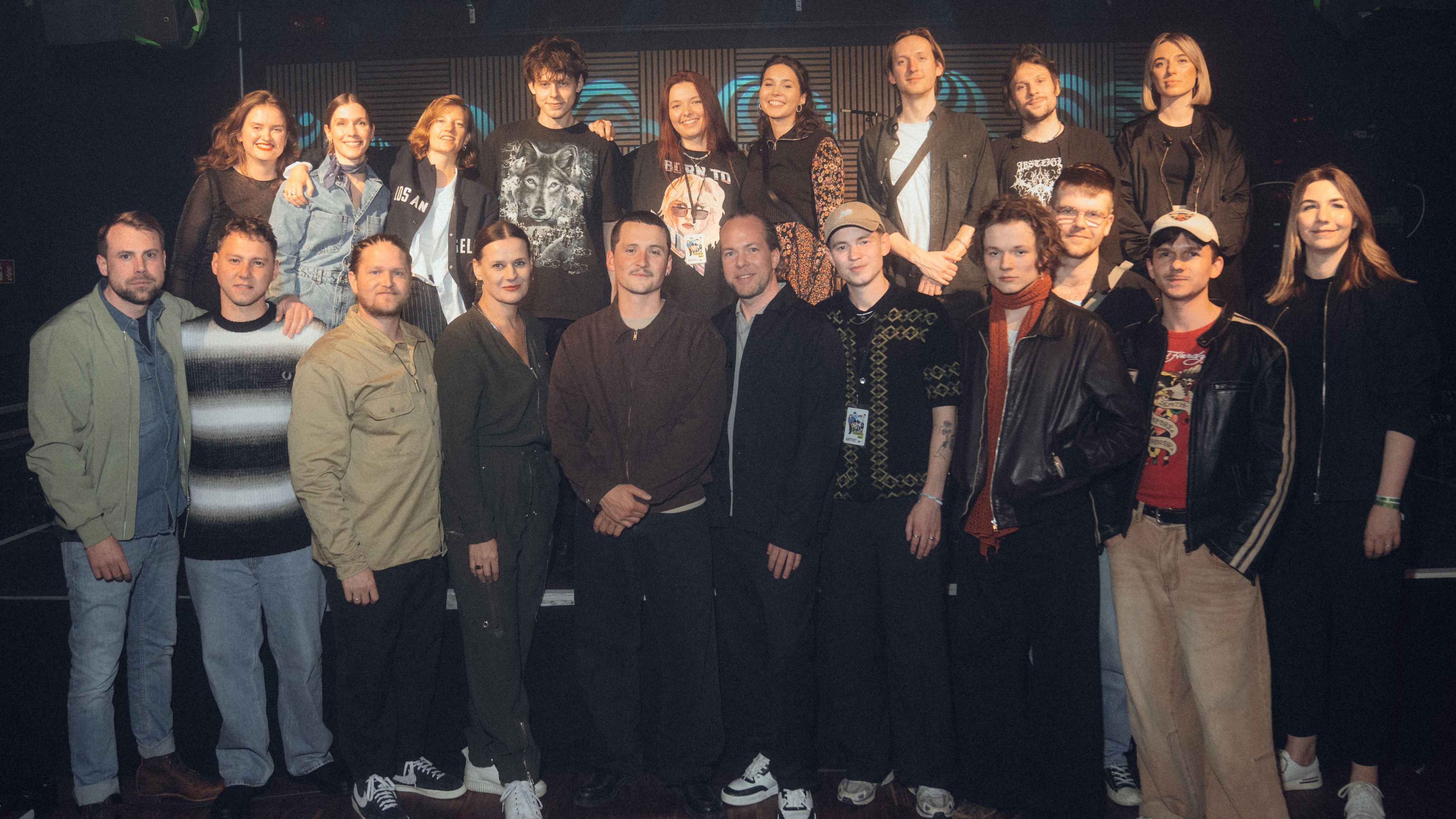 Bei der Alternative Night (hinten, von links): Lisa Heins (Senior Marketing Manager WMCE), Lea Londa (Head of Marketing Domestic Pop/Alternative WMCE), Wilhelmine, error, Mele, Carlotta St...