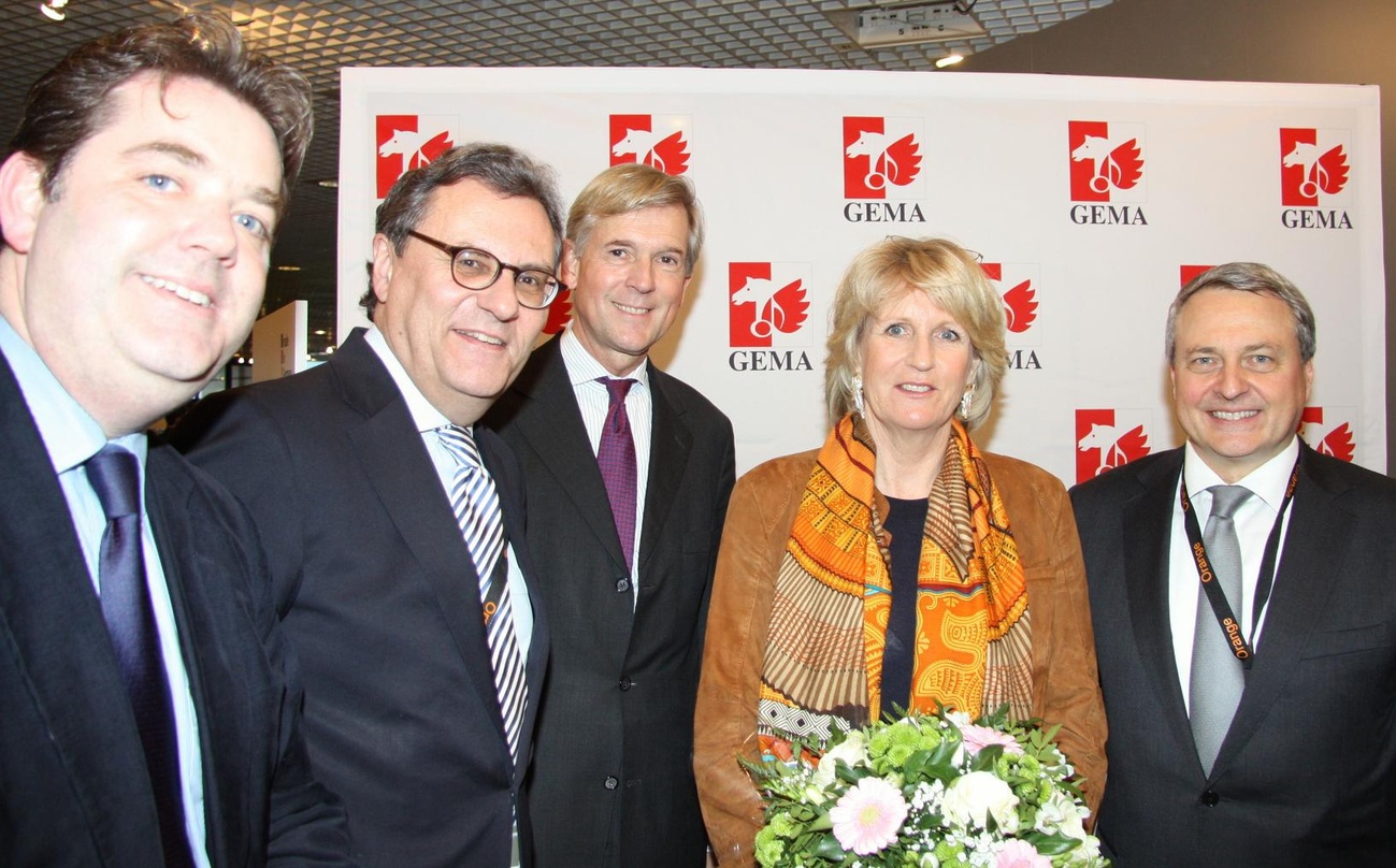 cabf54806f2666b233c0ed80ad1e09c118cbb3bab0c166b8b87331aed738cc15 Keine Angst vor Männerrunden: Dagmar Sikorski auf der Midem 2012 mit (von links) den beiden Politikern Ansgar Heveling (CDU) und Hans-Joachim Otto (FDP) sowie Harald Heker (GEMA) und Paul ...