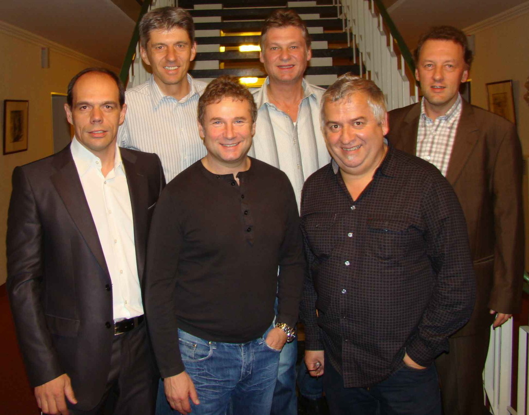 Machen auch nach 26 Jahren zusammen weiter: Koch und das Nockalm Quintett||Den neuen Vertrag besiegelten (v.l.n.r.): Ralf Schedler (Label Head Koch Universal Music), Edmund Wallensteiner (...