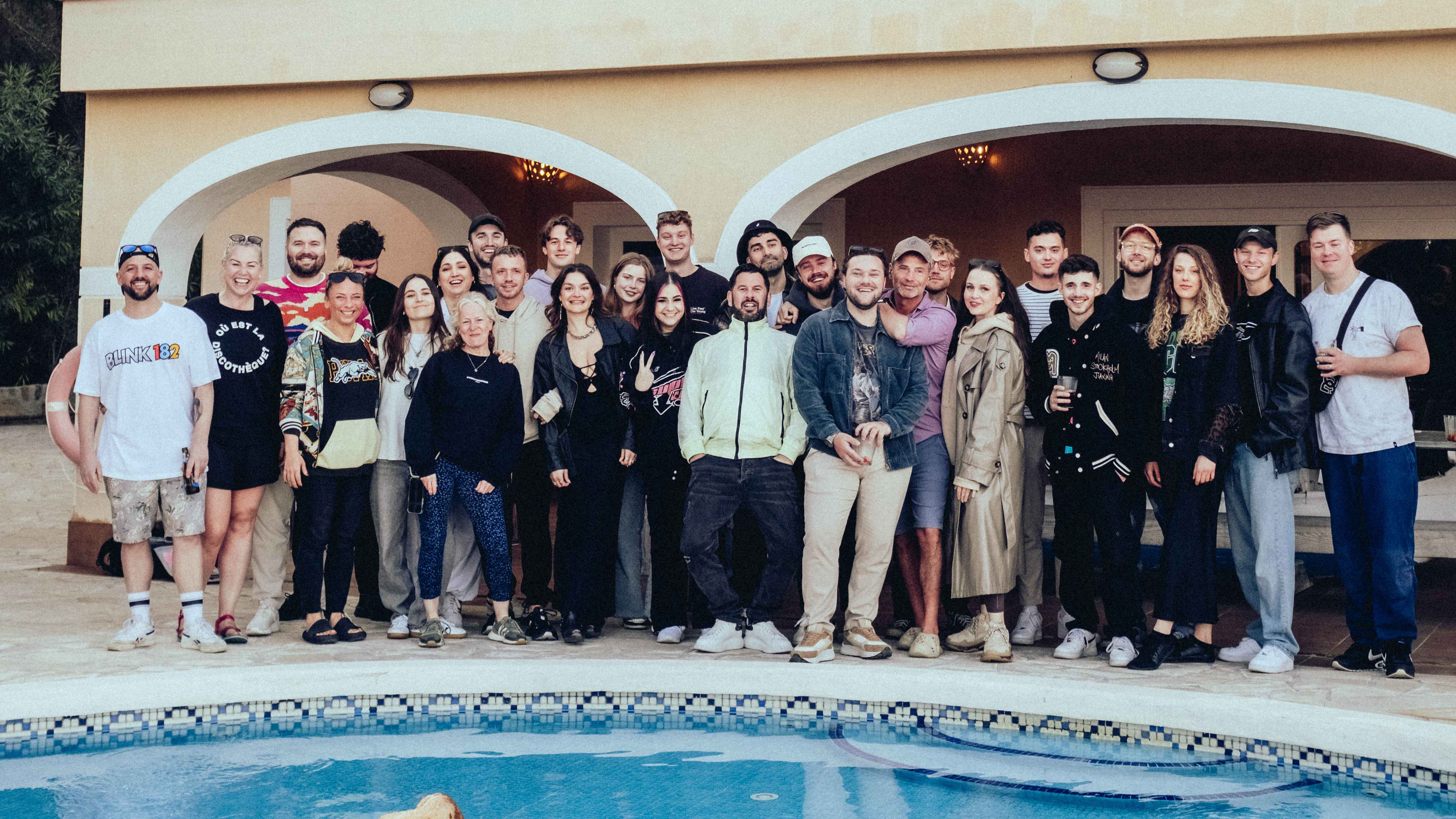 Bei der Creative Songwriting Week auf Ibiza (von links): Bobby Harvey, Adele Hawkes, Alexander Pavelich, Vanessa Kanapin, Jo Burger, Laura Minutolo, Julia Chruch, Tracey Foy, Alfie Rudman,...