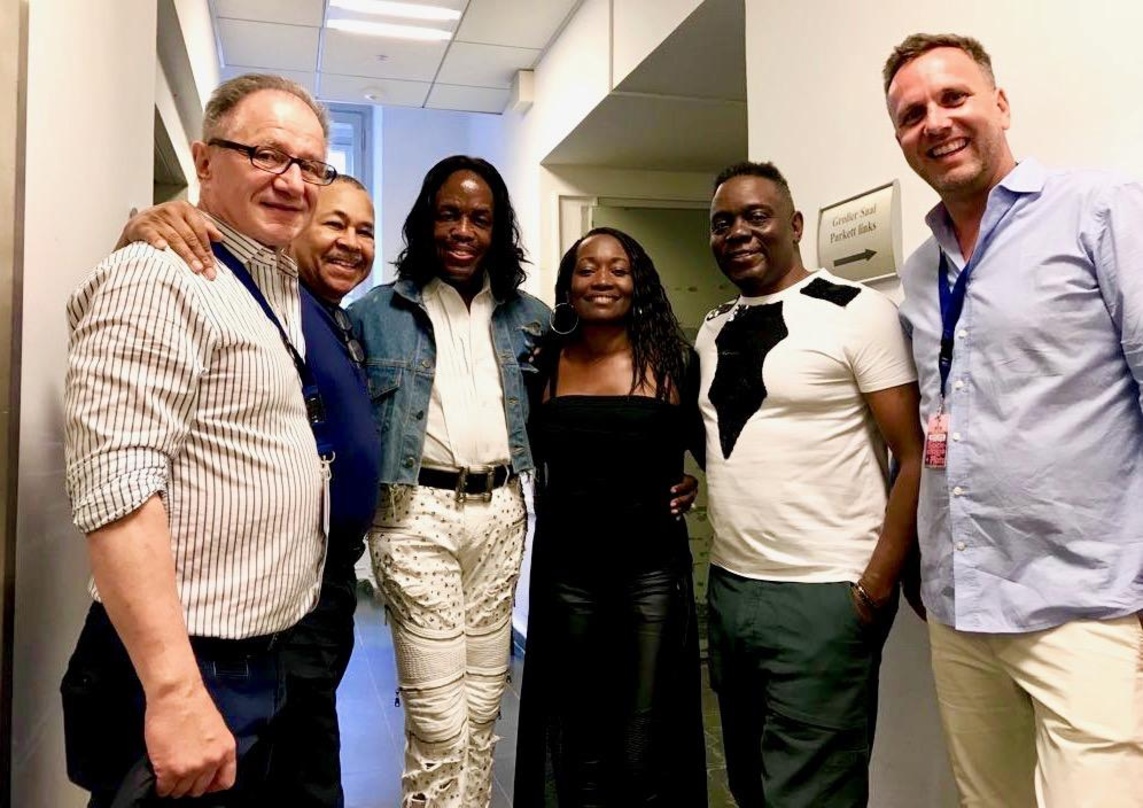 Vor dem Konzert in Berlin (von links): Klaus Bönisch (Geschäftsführer KBK), Ralph Johnson, Verdine White (beide Earth, Wind & Fire), die Künstlerin Della Miles, Philip Bailey (Earth, Wind ...