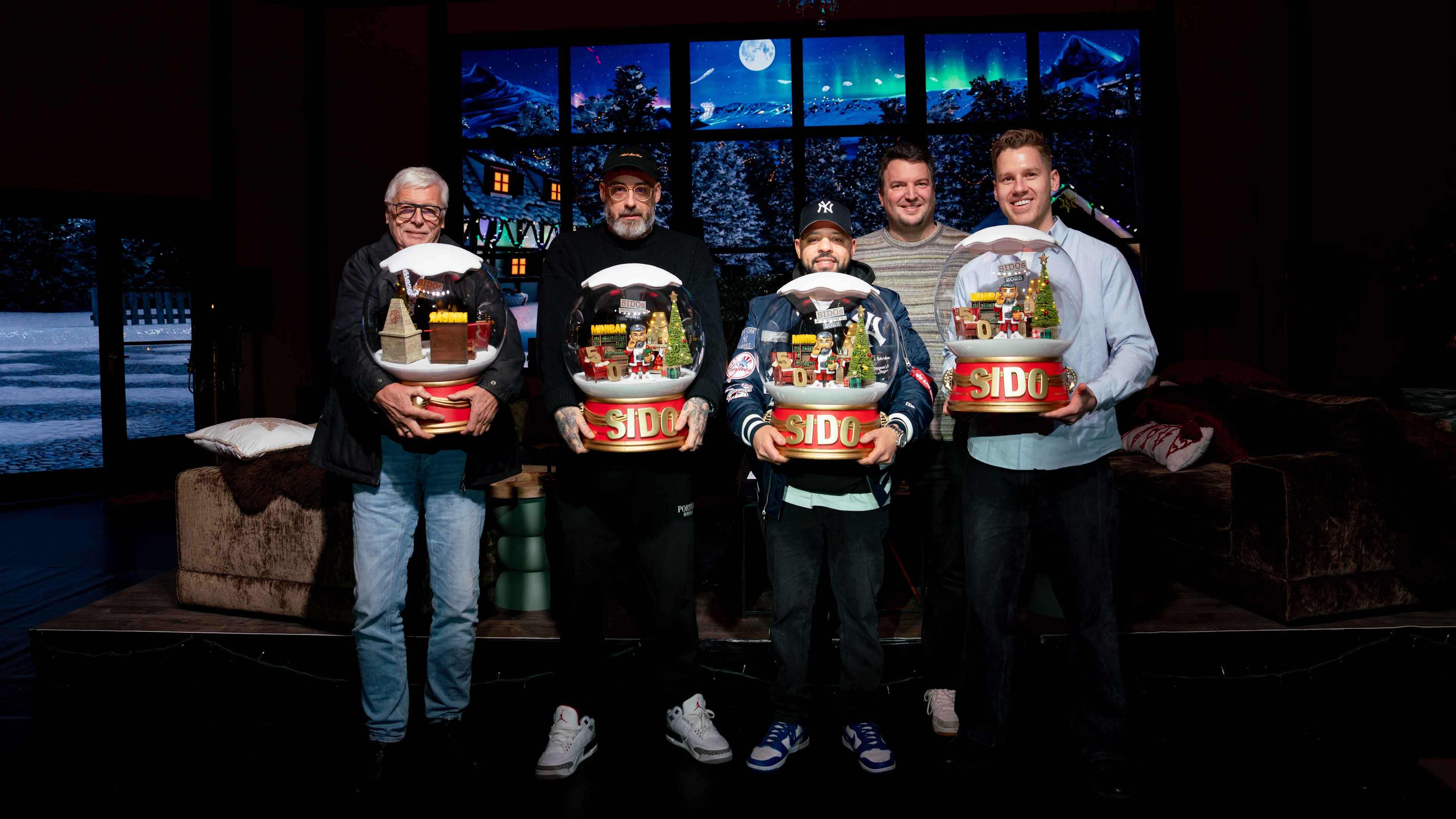 Bei der Überreichung des Awards (von links): der örtliche Veranstalter Norbert Döpp (New Berlin Konzerte), Sido, DJ Desue sowie die Tourveranstalter Fabian Schulte-Terboven und Lennart Mar...