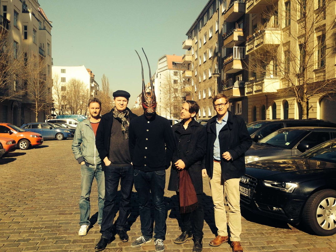 Bei der Vertragsunterzeichnung: Sven Hasenjäger (380 Grad Management), Maurice Summen (Staatsakt), Lambert (Lambert), Markus Göres (Staatsakt) und Asterix Westphal (Rechtsanwalt)