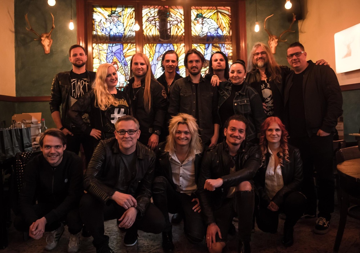 Ziehen an einem Strang (hinten, von links): Benjamin Voß (Senior A&R Columbia RAM), Patricia Markert (Poseidon Management), Steffen Haile (Kissin' Dynamite), Andi Schnitzer (Kissin' Dynami...
