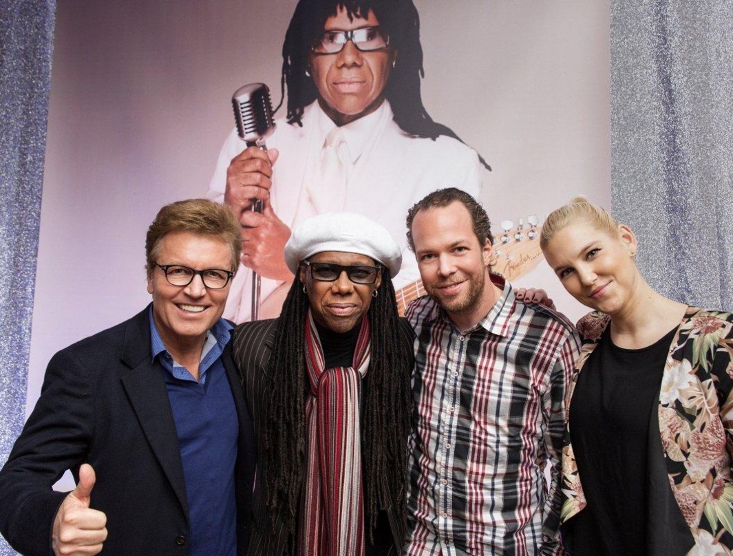 Trafen sich in der Warner Music Lounge (von links): Bernd Dopp, Nile Rodgers, Fabian Drebes und Nina Stepanek