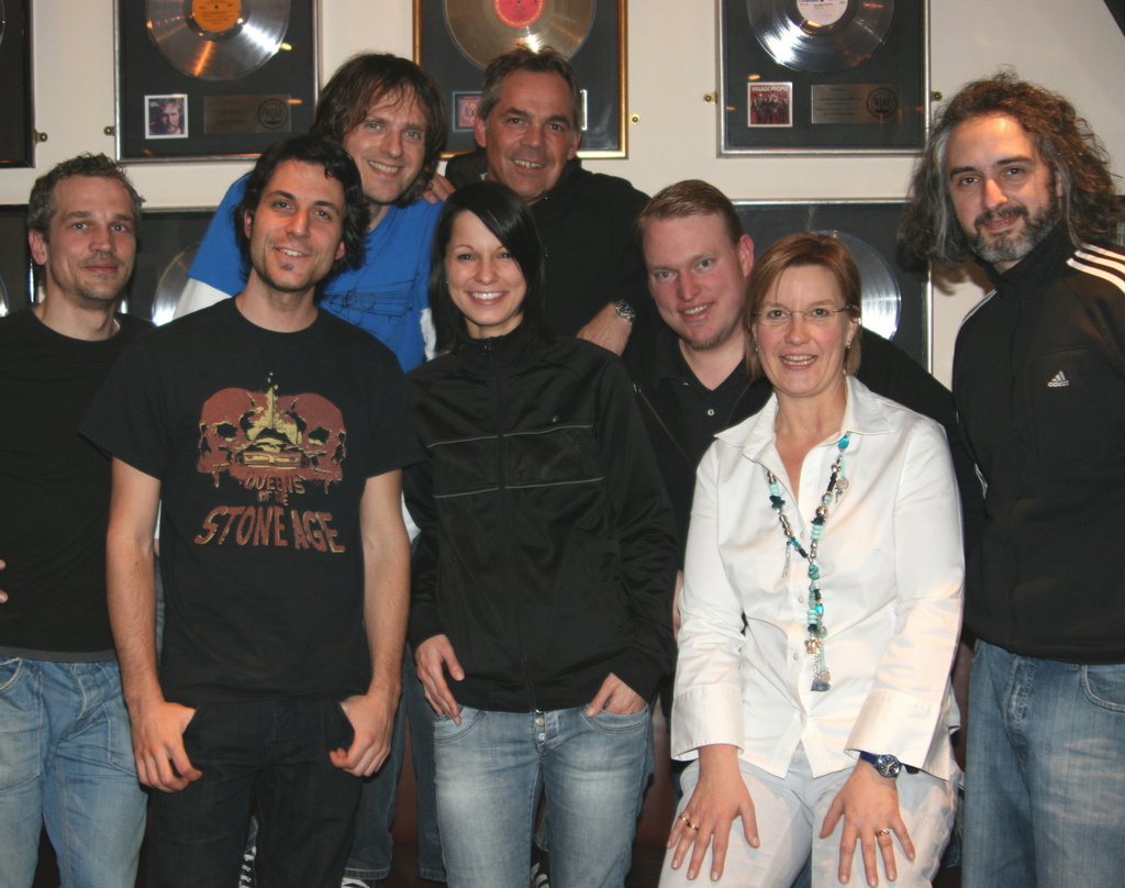 Sammelten Spenden für Musik Hilft: Die Christina Stürmer Band mit Management und Veranstalter