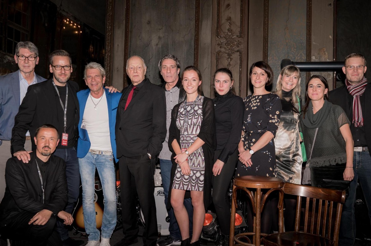 cb267929292f14dc66e11eaea470e0dbd78d411579339107cc6b925a1c33e45c Feierten in Berlin (von links): Günther Staff (Audience Manager Radio Sony Music), Henrik Guemoes (Director A&R AOR Labelgroup Sony Music), Arndt Sedler (Director Marketing AOR Labelgroup ...