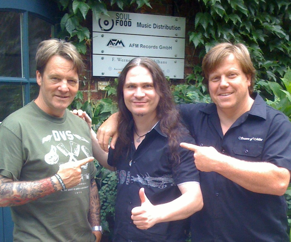 Schlossen europaweiten Vertriebsdeal: Soulfood und Limb Music||Die Vertriebskooperation besiegelten (v.l.n.r.): Bauke de Groot (Labelmanager Soulfood), Limb Schnoor und Jochen Richert