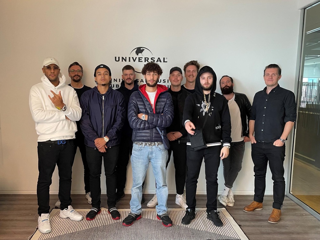Sind neue Partner: (vorne, von links) Karamel19, Omar101, Lucio101, Nizi19 (hinten, von links) Patrick Pitz (Director A&R, UMPG Germany), Rizmo, Moritz Munz (1019 Manager), Amon Diederich ...