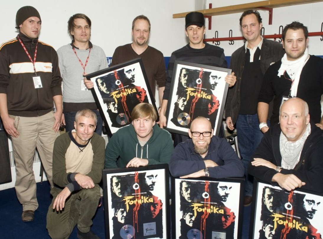 Platin in der Olympiahalle: Die Fantastischen Vier mit ihrem Team||Mit Platin geehrt: (hinten, v.l.n.r.): Lasse Kahlo (Manager Online Promotion Columbia Deutschland), Philip Ginthör (Leitu...