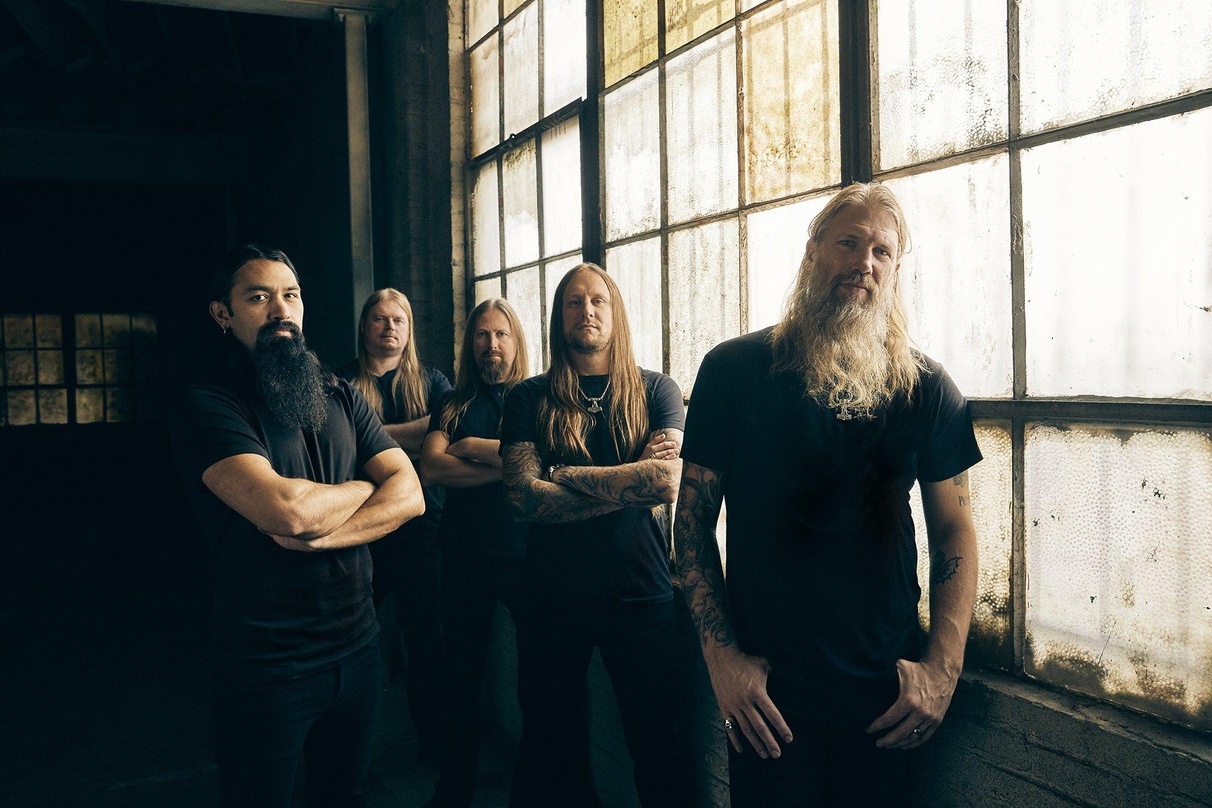 Können sich über ihren zweiten Longplay-Spitzenreiter in Deutschland freuen: Amon Amarth