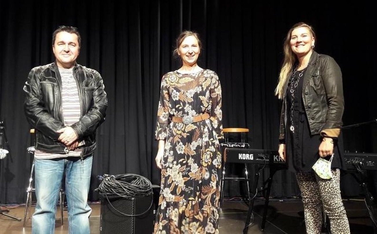 Nach dem Konzert: Oliver Alexander, Helga Brenninger (Mitte) und Eva Claus