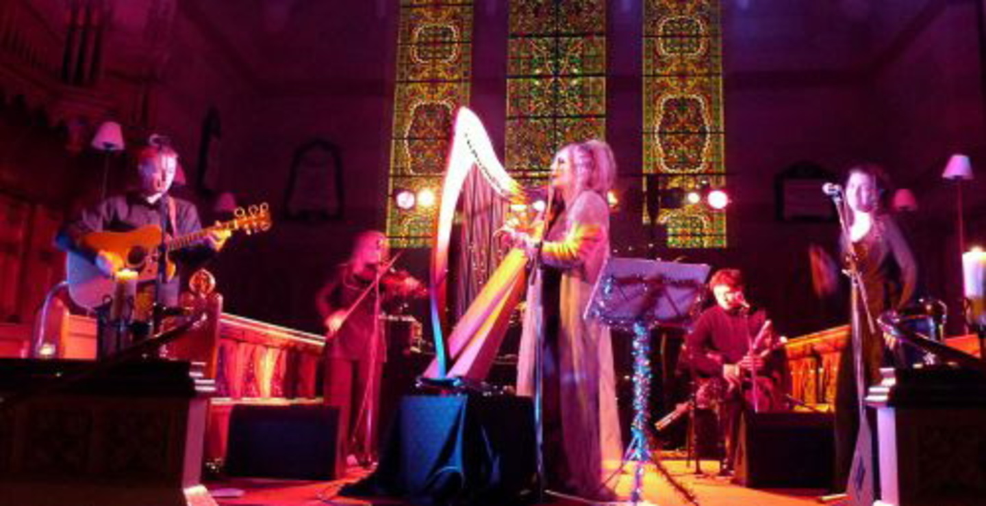 Gibt besinnliche vorweihnachtliche Konzerte: Moya Brennan (hier an der Harfe) mit ihrer Band