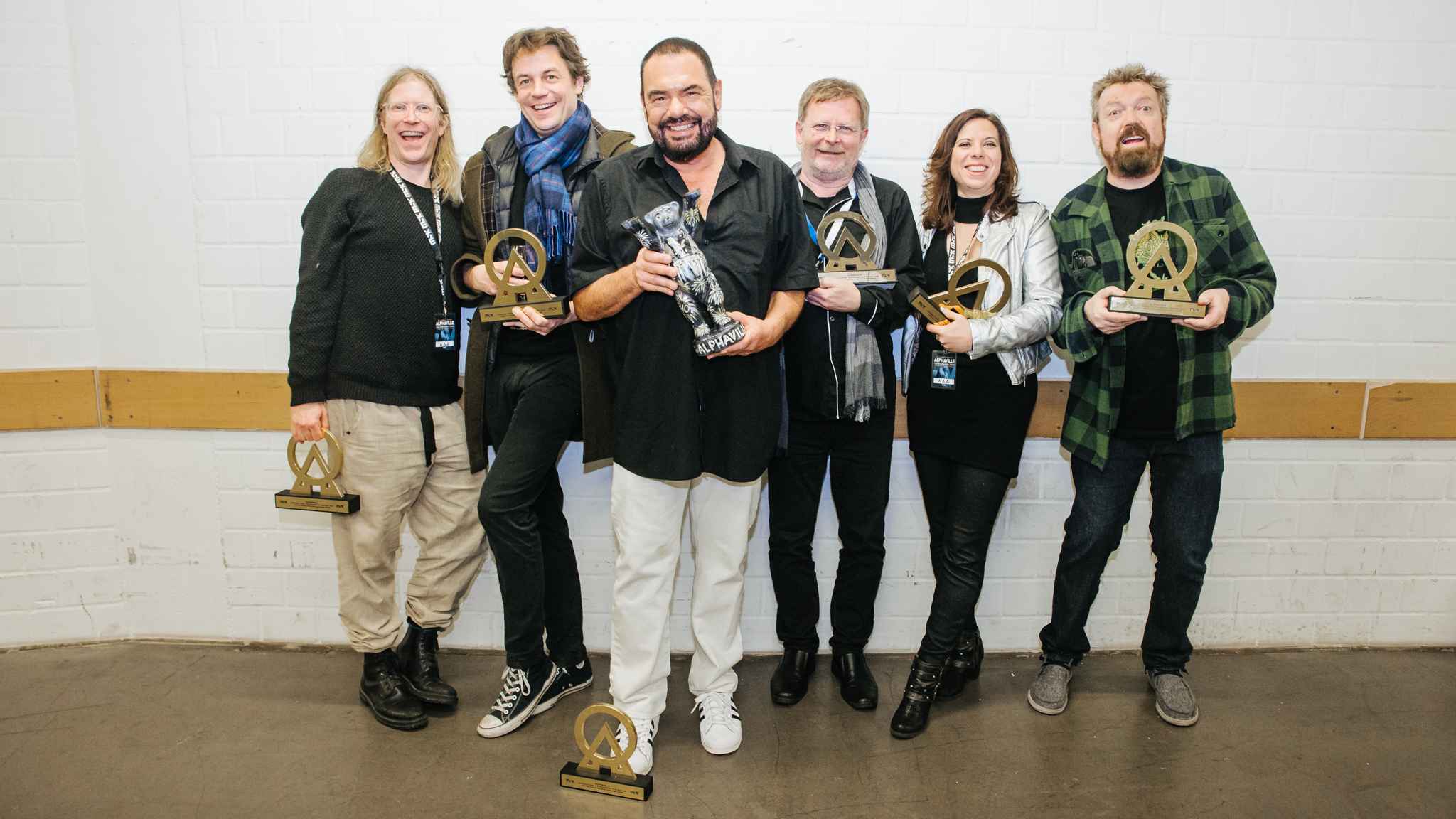 Mit ihren neu verdienten Sold-Out-Awards (von links): Jakob Kiersch (Schlagzeug Alphaville), Carsten Brocker (Keyboard Alphaville), Marian Gold (Alphaville), Torsten Scholz (Konzertmeister...