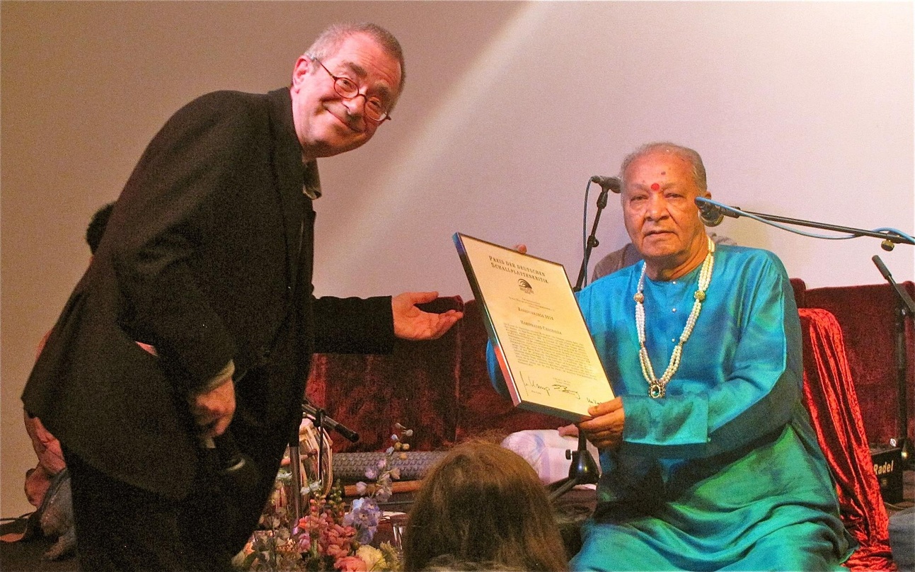Überreichung vor dem Konzert in Köln: Hariprasad Chaurasia mit Manfred Gillig