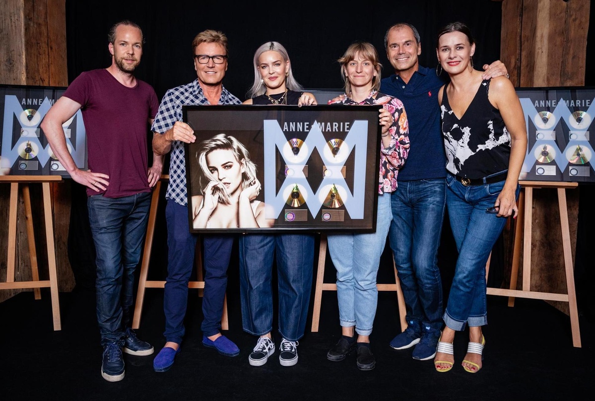 Bei der Gold-Verleihung (von links): Fabian Drebes (Managing Director International), Bernd Dopp (Chairman & CEO Warner Music Central Europe), Anne-Marie, Tomke Buisman (Brand Manager Inte...