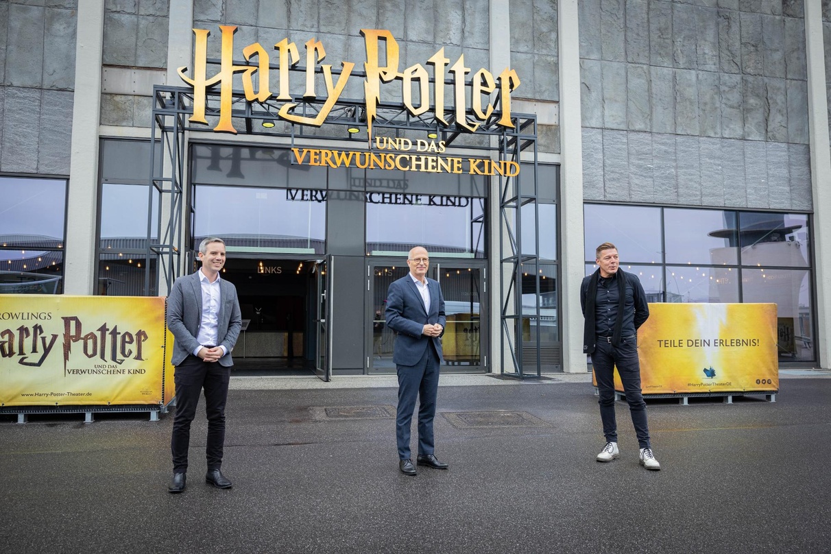 Trafen sich zu einem Rundgang durch das Theater (von links): Matthias Lienemann (Geschäftsführer Mehr! Theater am Großmarkt), Peter Tschentscher, Maik Klokow (deutscher Produzent und CEO M...
