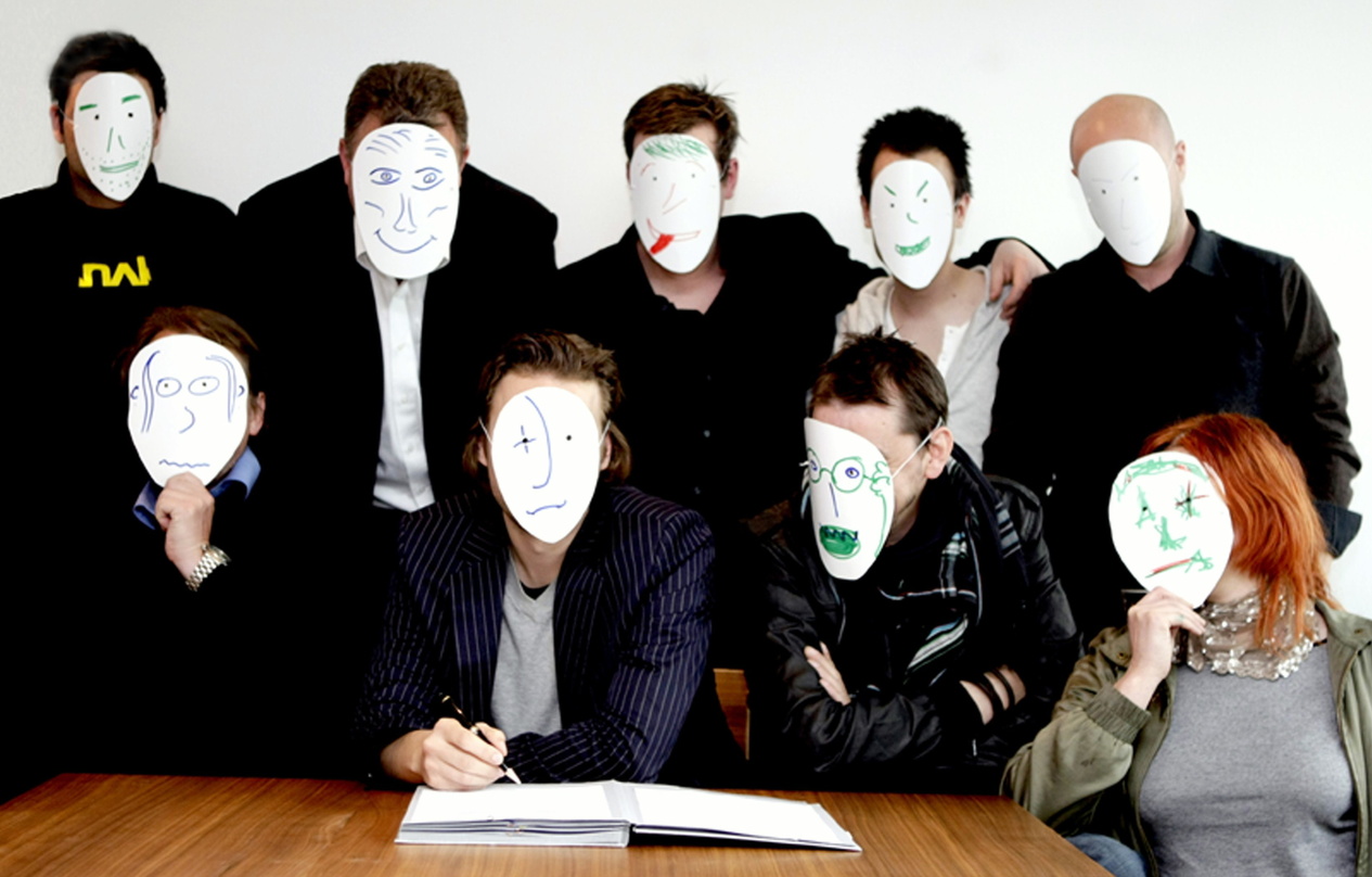 Zur Maskenparade trafen sich bei EMI (hinten, v.l.n.r.): Produktmanager Daniel Malat, Wolfgang Hanebrink (Geschäftsführer GSA), Uli Mücke (VP Marketing GSA), A&R-Manager Daniel Standke und...