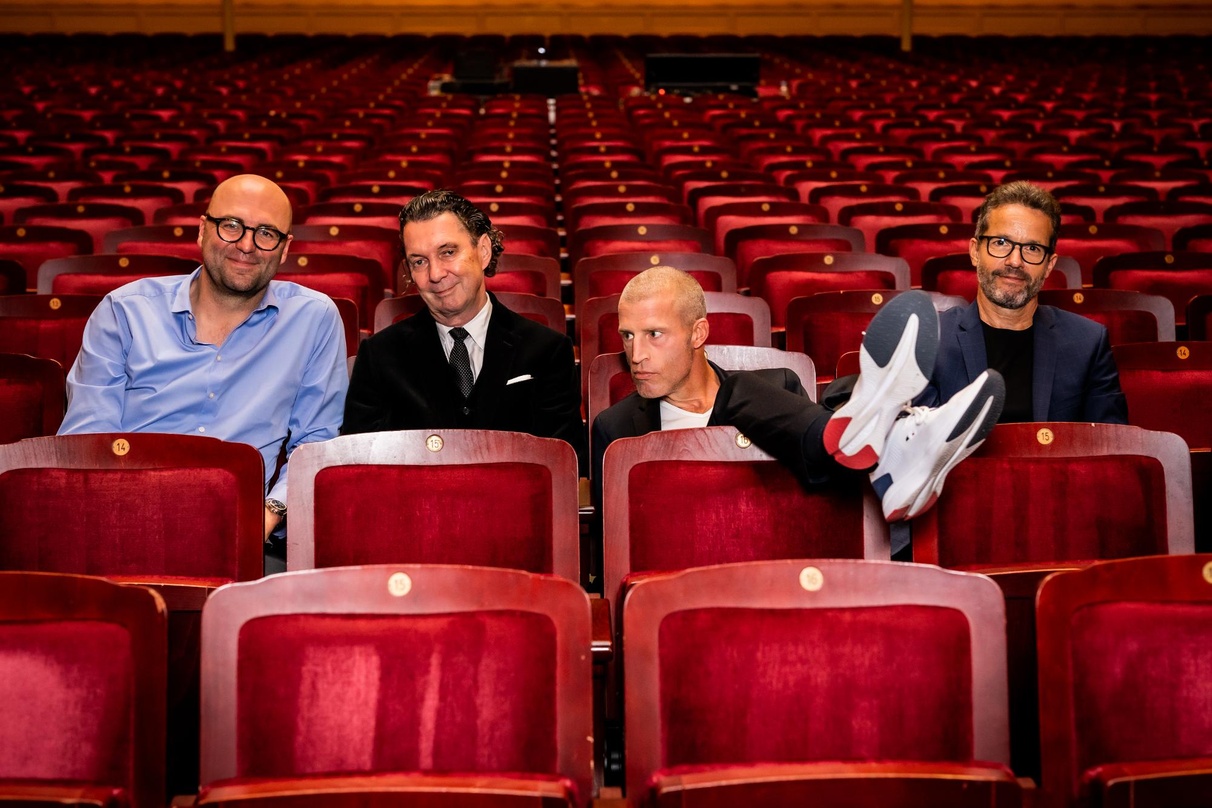 Auf Lesetour (von links): Christian Gerlach (Neuland Concerts), die Autoren Martin Suter und Benjamin von Stuckrad-Barre sowie Steffen Müller (Diogenes Verlag)