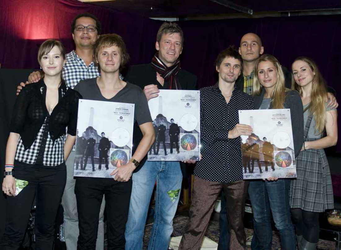 Feierten den Platin-Erfolg: Warner und Muse||Zur Edelmetallverleihung trafen sich (v.l.n.r.): Emilie Léchot (Promotion Manager Warner), Marcus van Lier (Marketing Director Warner), Dominic...