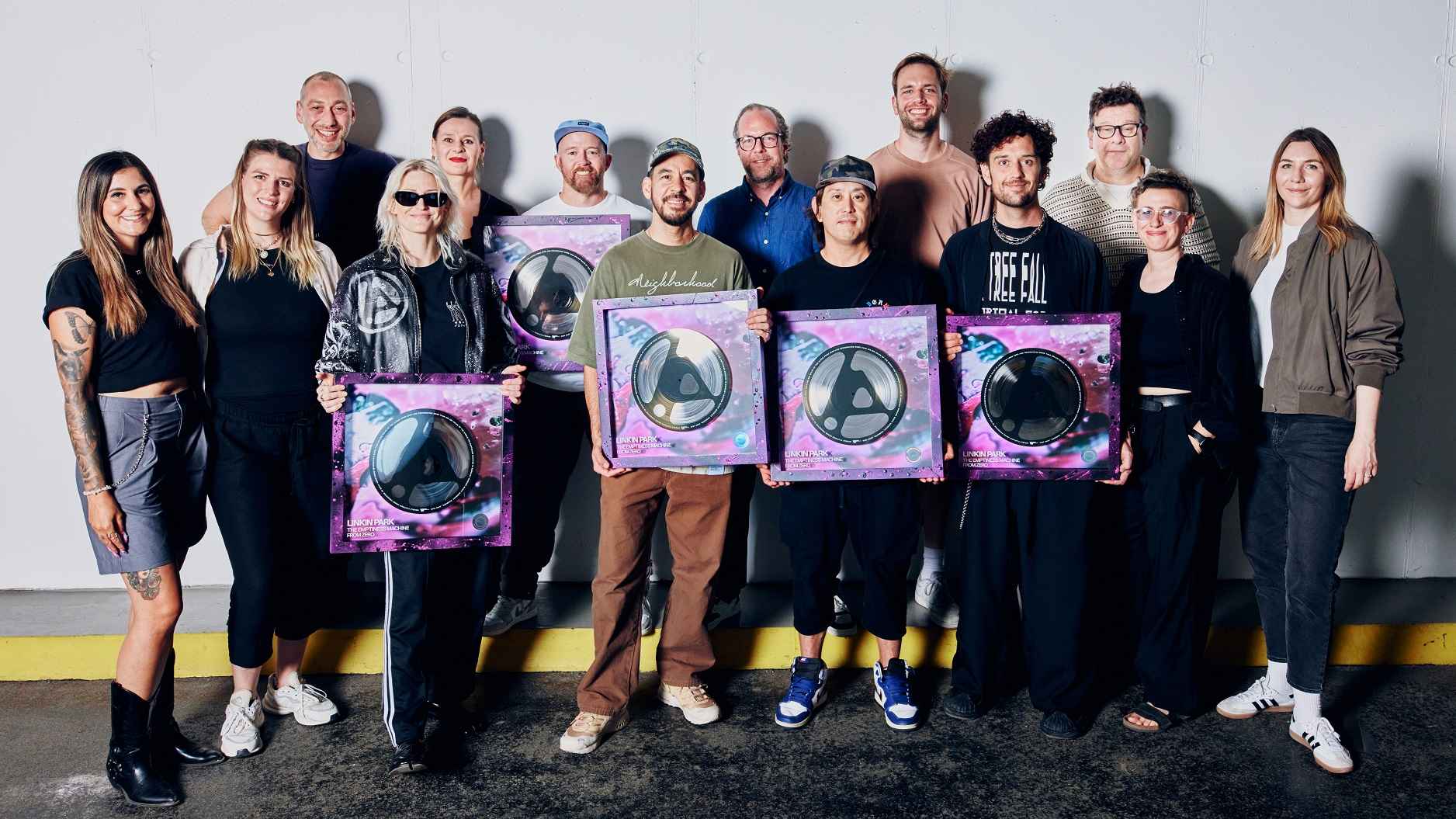 Bei der Verleihung (hinten, von links): Andre Lieberberg (Geschäftsführer Live Nation), Doreen Schimk (Co-President Warner Music Central Europe), Dave Farrell (Linkin Park), Fabian Drebes ...