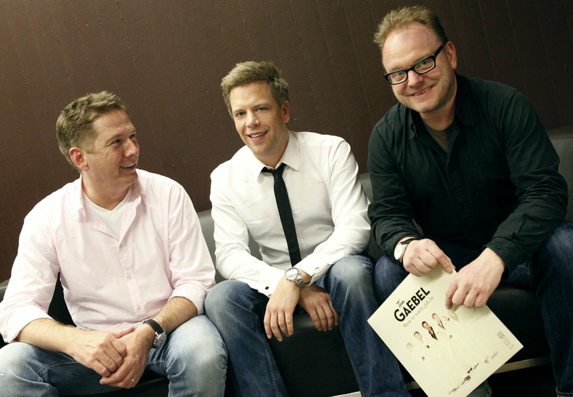 Die Vertragsverlängerung besiegelten (v.l.n.r.): Telemedia-Geschäftsführer und Gaebel-Manager Arne Beyer, Tom Gaebel und Rüdiger Ladwig (A&R Indigo)