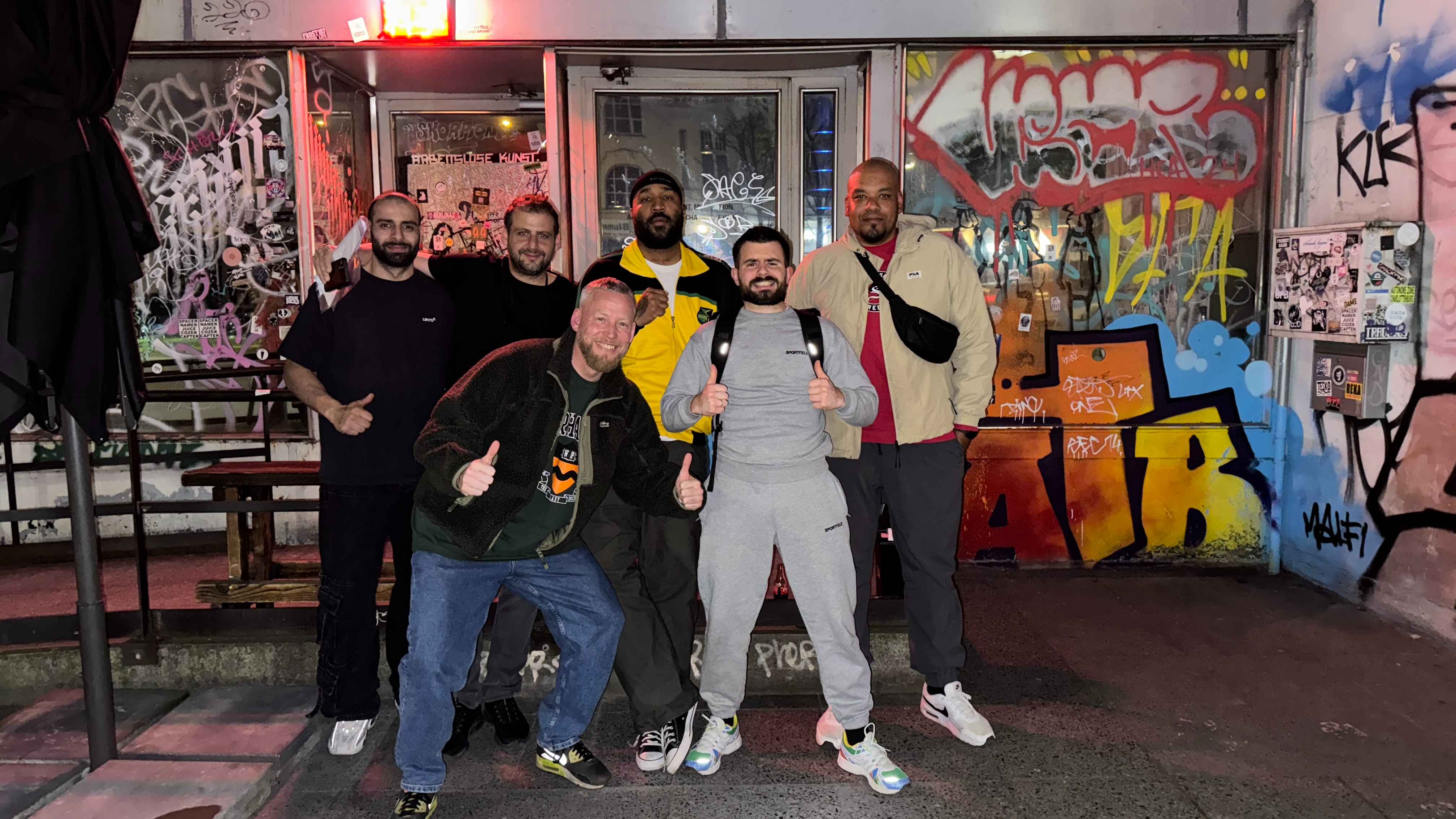 Feierten die Unterschrift im Berliner Restaurant 893 (von links): Ali Burc (Artist- und Produktmanager Chimperator), Niko Papadopoulos, Sebastian Andrej Schweizer (beide Gründer und Geschä...