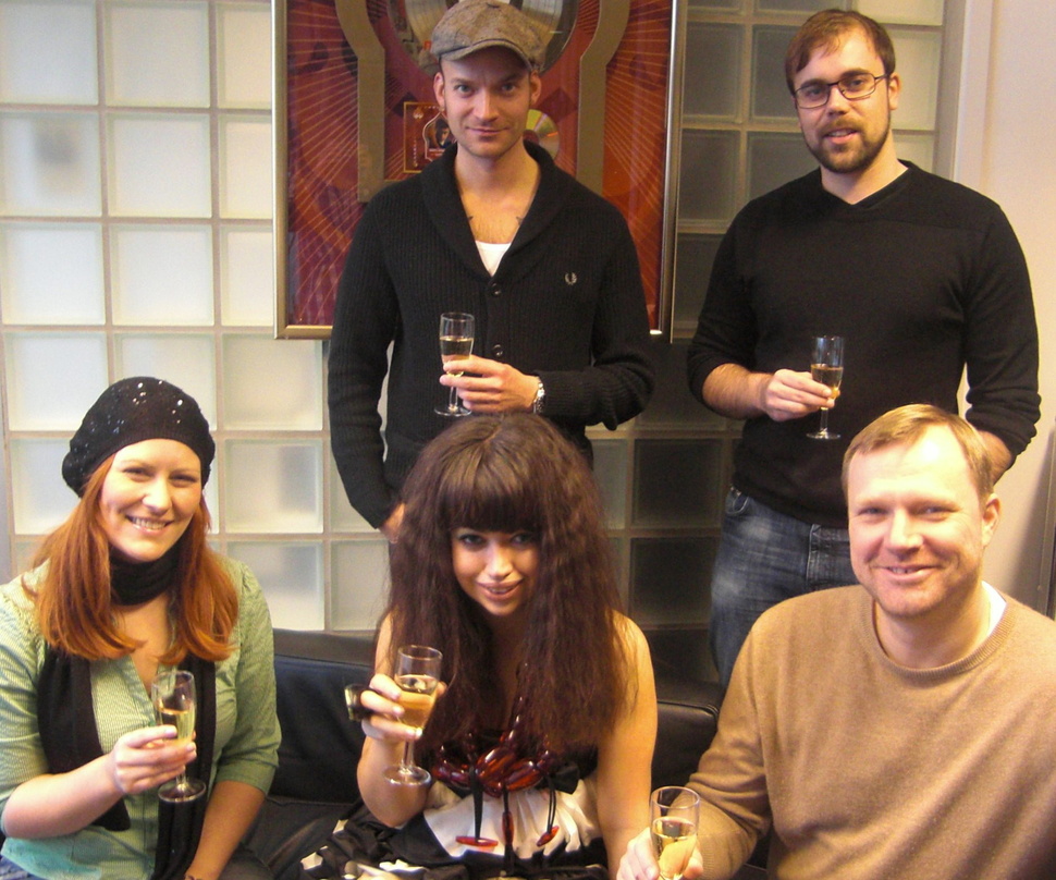 Den Verlagsdeal besiegelten (vorn, v.l.n.r.): Alexandra Ziem (Senior A&R & Creative Manager Universal Music Publishing), Aura Dione und Markus Wenzel (Managing Director Universal Music Pub...