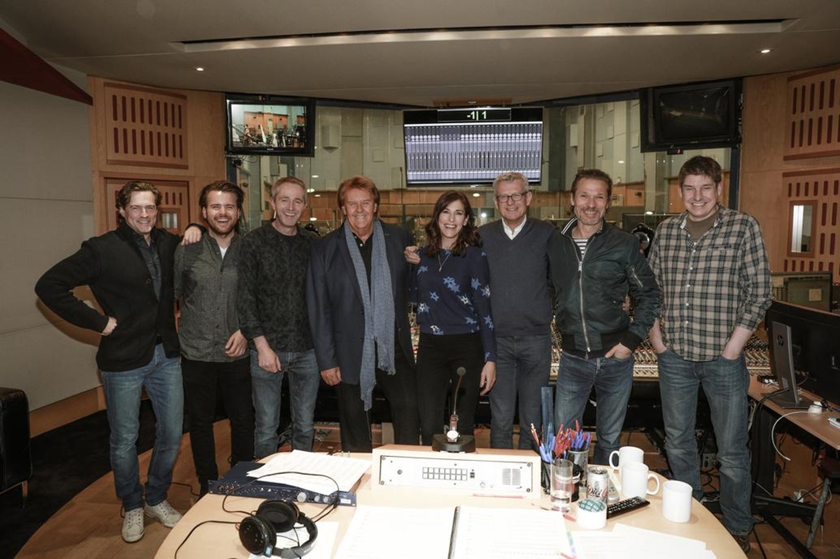 In den Abbey Road Studios (von links): Lars Kegel (Howard Carpendale Management), Leonard Prasuhn (Electrola), Produzent James Morgan, Howard Carpendale, Produzentin Juliette Pochin, Jörg ...