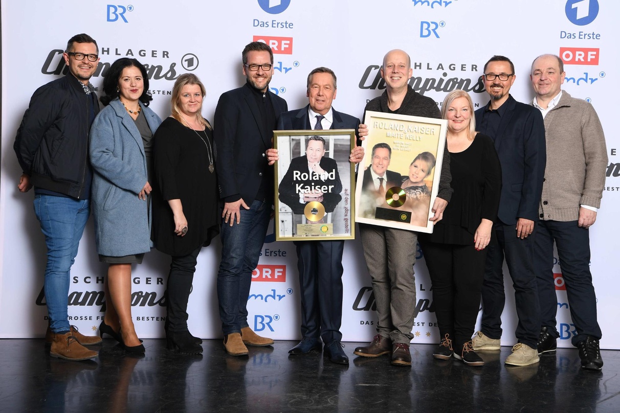 Zweiteilige Gold-Verleihung: Beim jüngsten Fest der Besten mit (von links): Nico Gössel-Hain (Director Artist Communication), Viviane Kube (Semmel Concerts), Tanja Merz (Produktmanagement)...