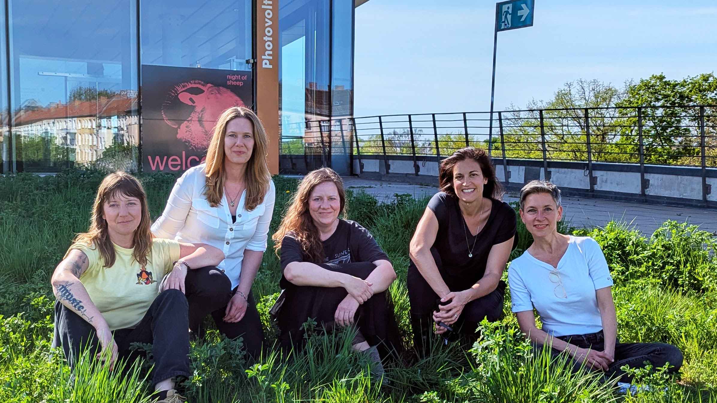 Arbeiten gemeinsam am Nachhaltigkeitsprojekt (von links):Judith Engelhardt (Marketing & Nachhaltigkeitsmanagement Velomax)), Dana Krüger (Projektleiterin Beatsteaks Shows), Amrei Karsch (B...