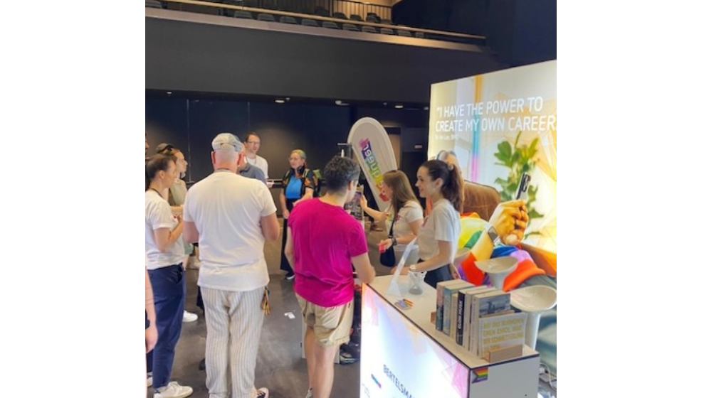 cc80ab72 aa3b 4ac7 a226 2847126e87c5 Repräsentierten ihre Firma vor Ort: Katharina Wilke (Manager Global Talent Acquisition & Employer Branding) und Johanna Werlberger (Senior Manager Global Learning & People Development, bei...