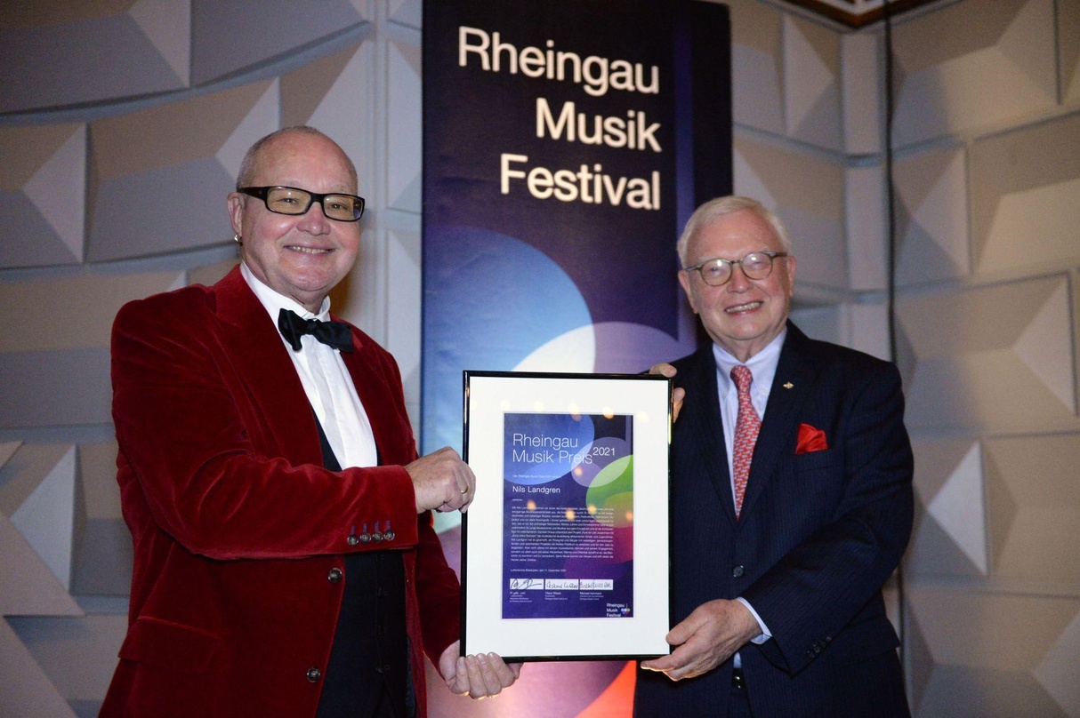 Der Preisträger und sein Gratulant: Nils Landgren (links) und Michael Herrmann (Intendant Rheingau Musik Festival)