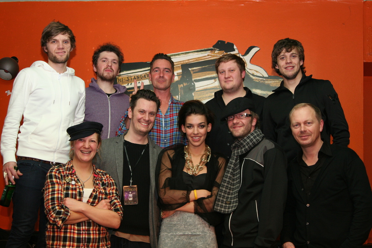 Bei der ersten Warner Music Night in München (hinten, v.l.n.r.): Andreas Weizel, Thomas Holtgreve (beide Frida Gold), Stephan Mattner (A&R Warner Music), Julian Cassel und Andre Pittelkau ...