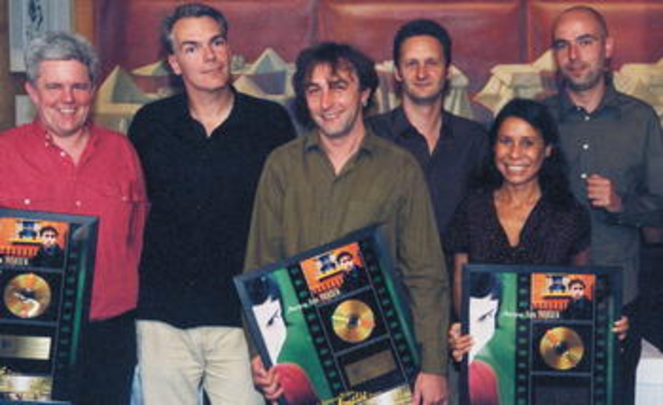 Freuten sich über Edelmetall: das Team von Labels Germany, Seliger und Yann Tiersen