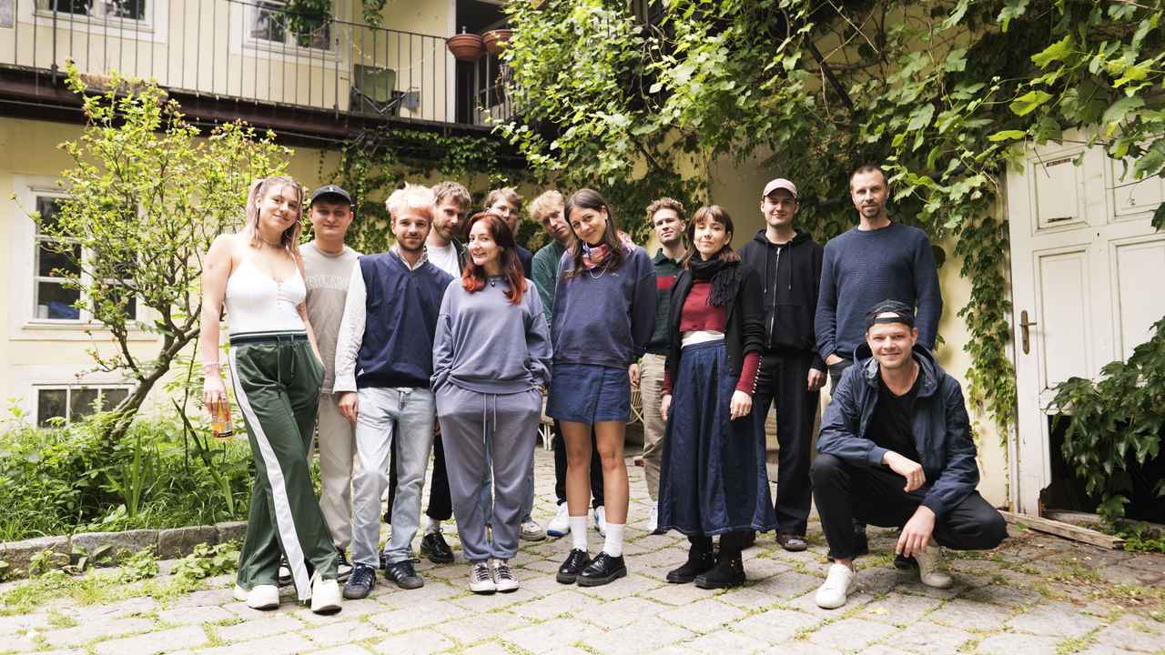 Arbeiteten in Wien an Deutschpop (von links): Lillipop, Ybre , Markus Perner, Disco Jürgen, Felix Herbst, Lillipop, Ybre, Hund, Niklas Apfel, Rahel, Pulmonal, Suki, Magdalene Wawra, DiskoJ...