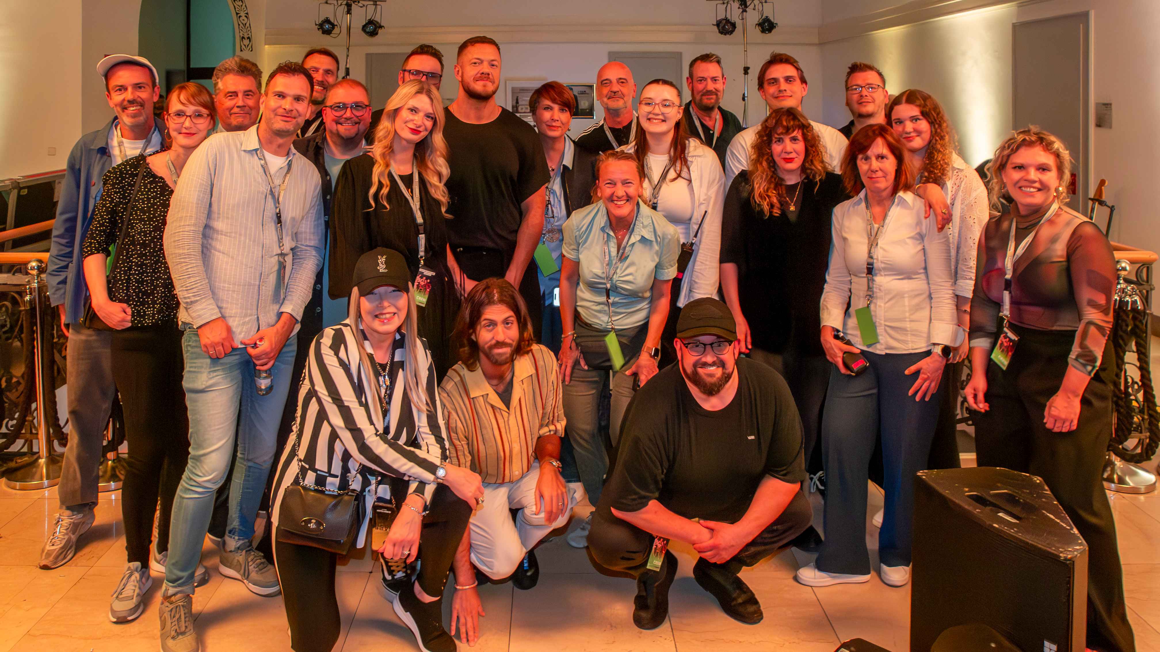 Gemeinsam in Oberhausen (hinten, von links): Ulli Kuhnert (Senior Director Artist Marketing Universal Music International, 7. von links), Dan Reynolds (Imagine Dragons), dazwischen und dav...