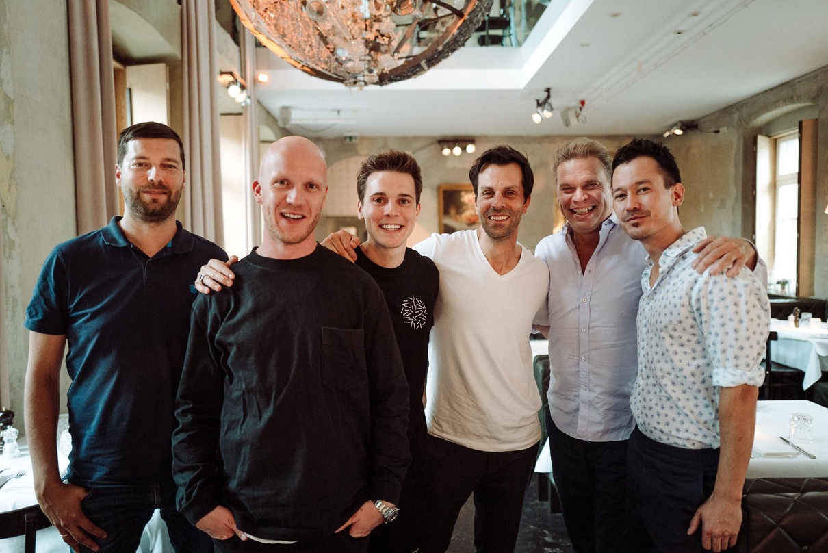 Freuen sich auf die weitere Zusammenarbeit: Felix Jaehn (dritter von links) und das Team von Universal Music