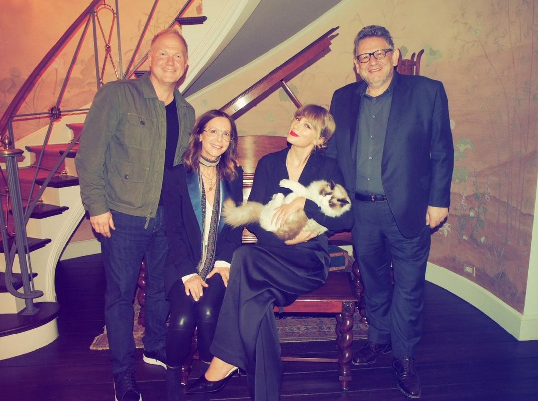 Bilden nun auch im Verlagsgeschäft ein Team (von links): Troy Tomlinson (Chairman & CEO UMPG Nashville), Jody Gerson (Chairman & CEO UMPG), Taylor Swift mit Kater Benjamin Button und Sir L...