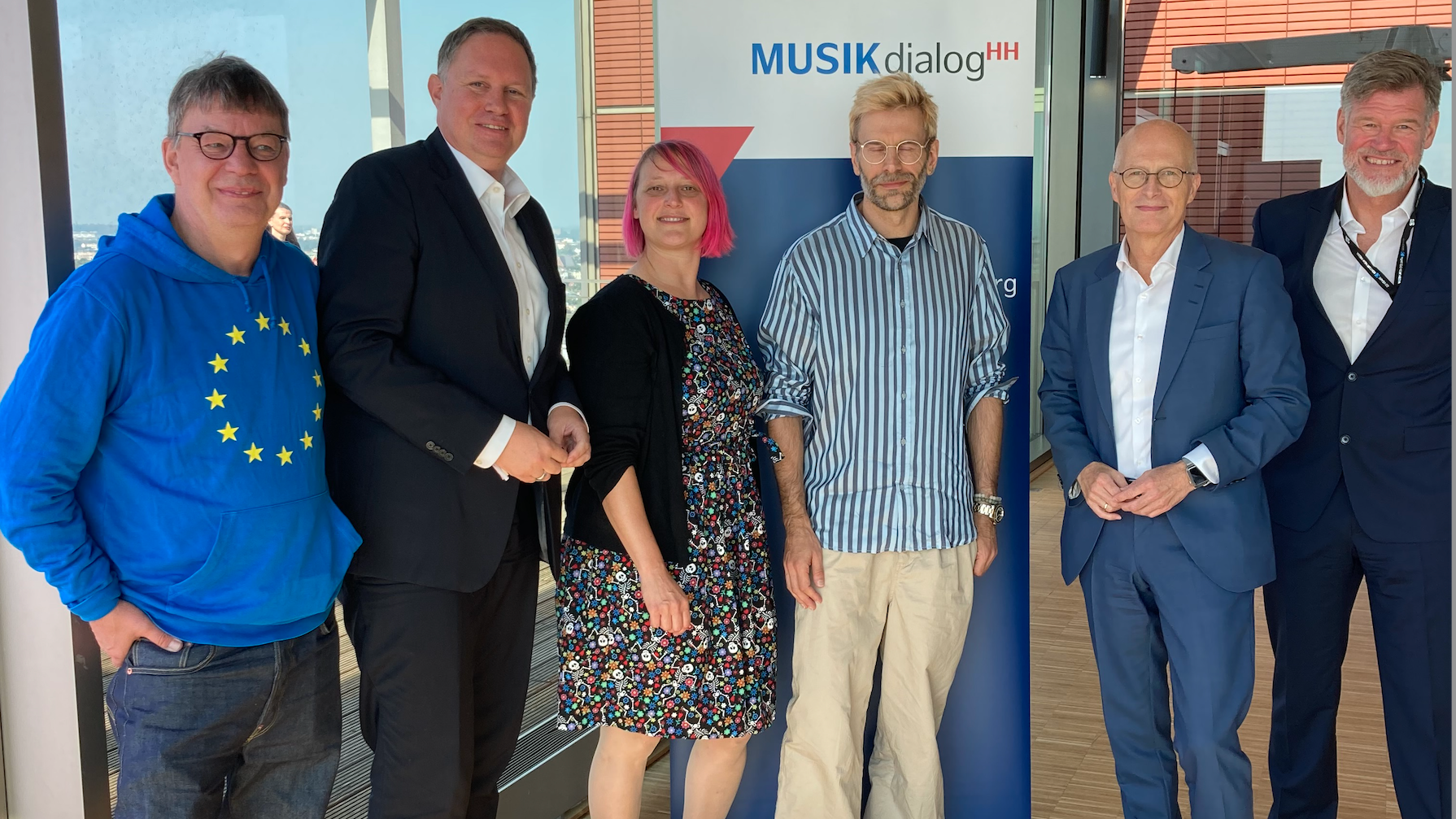 Beim Musikdialog (von links): Jörg Heidemann (VUT), Senator Carsten Brosda, Birte Wiemann (VUT), Moderator Jan Hendrik Becker, Hamburgs erster Bürgermeister Peter Tschentscher und Alexande...