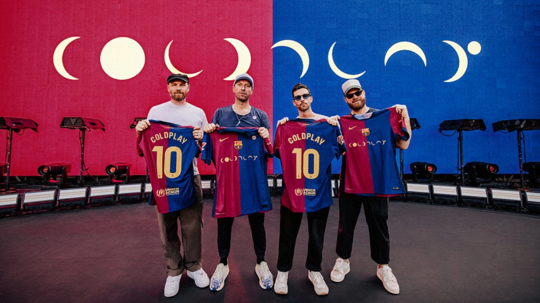Gehen Schweden, Spanier und vier Briten zum Fußball: die Mitglieder der Band Coldplay präsentieren ihre Barcelona-Trikots.