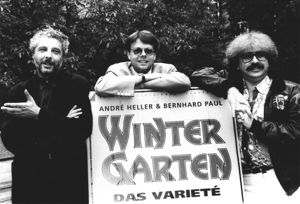 Ein Foto aus den frühen Jahren: Peter Schwenkow (Mitte) mit dem Künstler André Heller (links) und Circus-Roncalli-Gründer Bernhard Paul